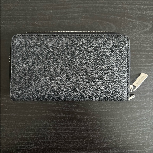 Michael Kors zip around wallet - Picture 2 of 5